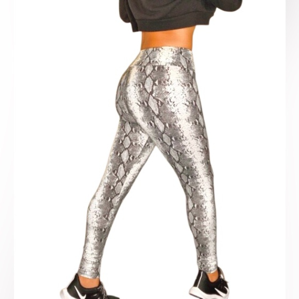 Mono b Leggings, snakeskin print in size Medium